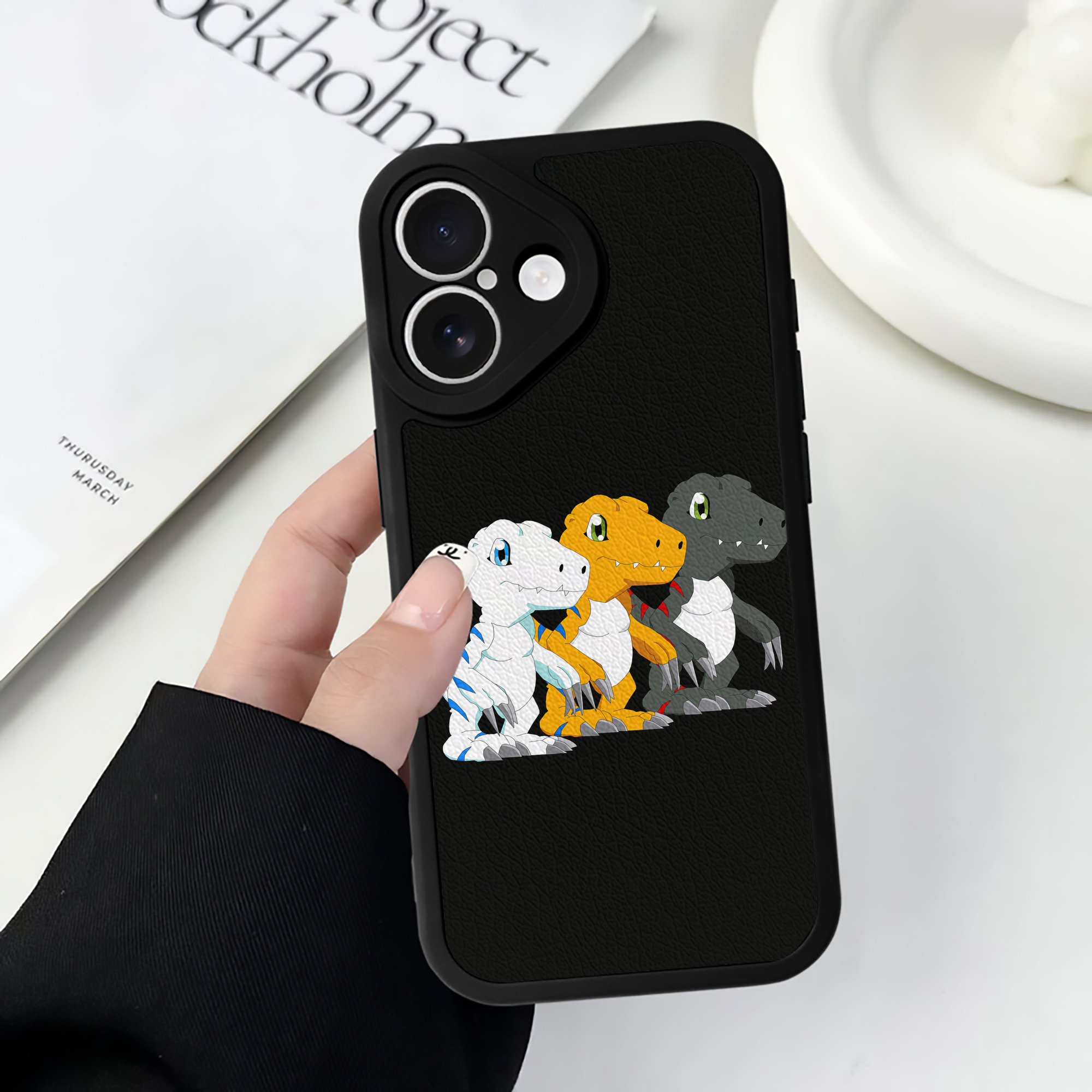 （画像用） Digimon デジタルモンスター/デジモン 【iPhone 16シリーズ対応】シリコンスマホケース（レザー調） 材質：シリコン